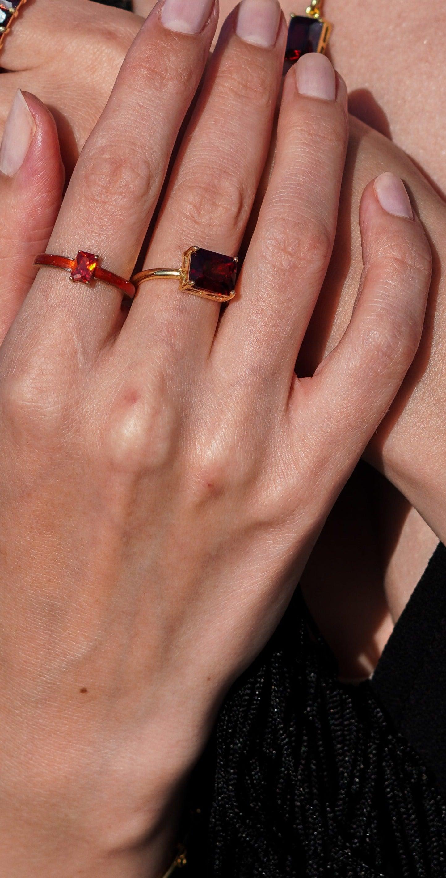 Karosh Kırmızı Baget Taşlı Mineli Yüzük - Karosh