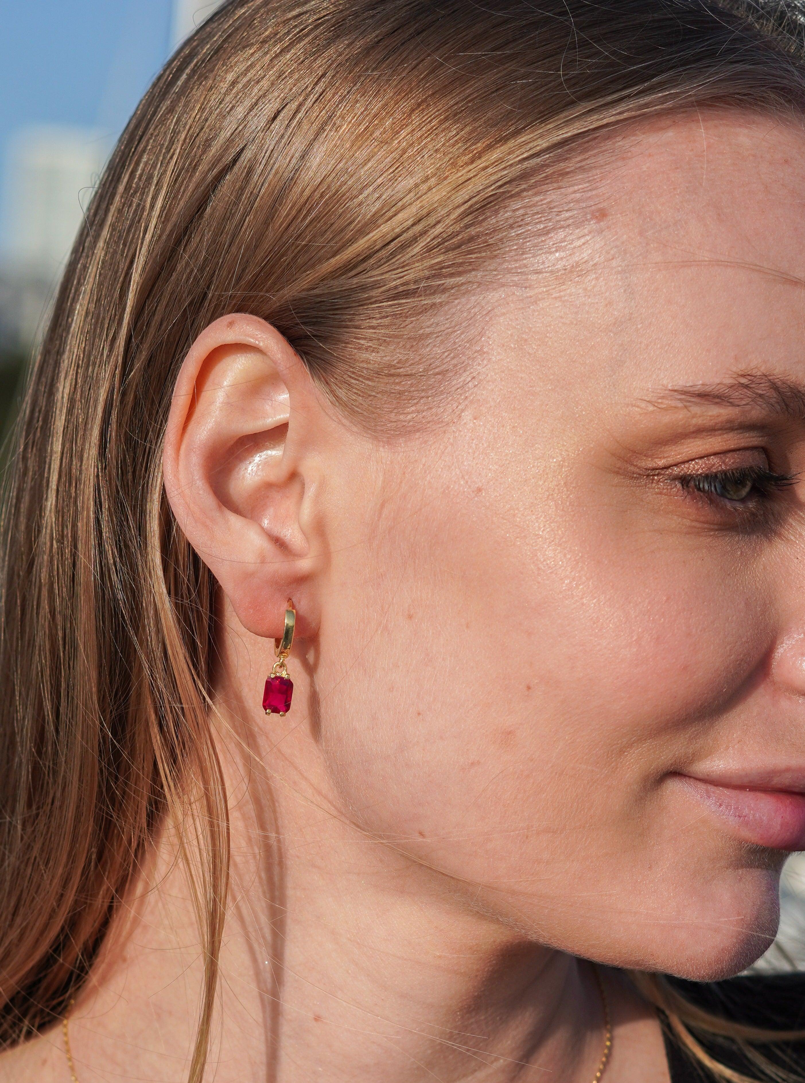 Karosh Yakut Renk Küçük Baget Taşlı Küpe - Karosh