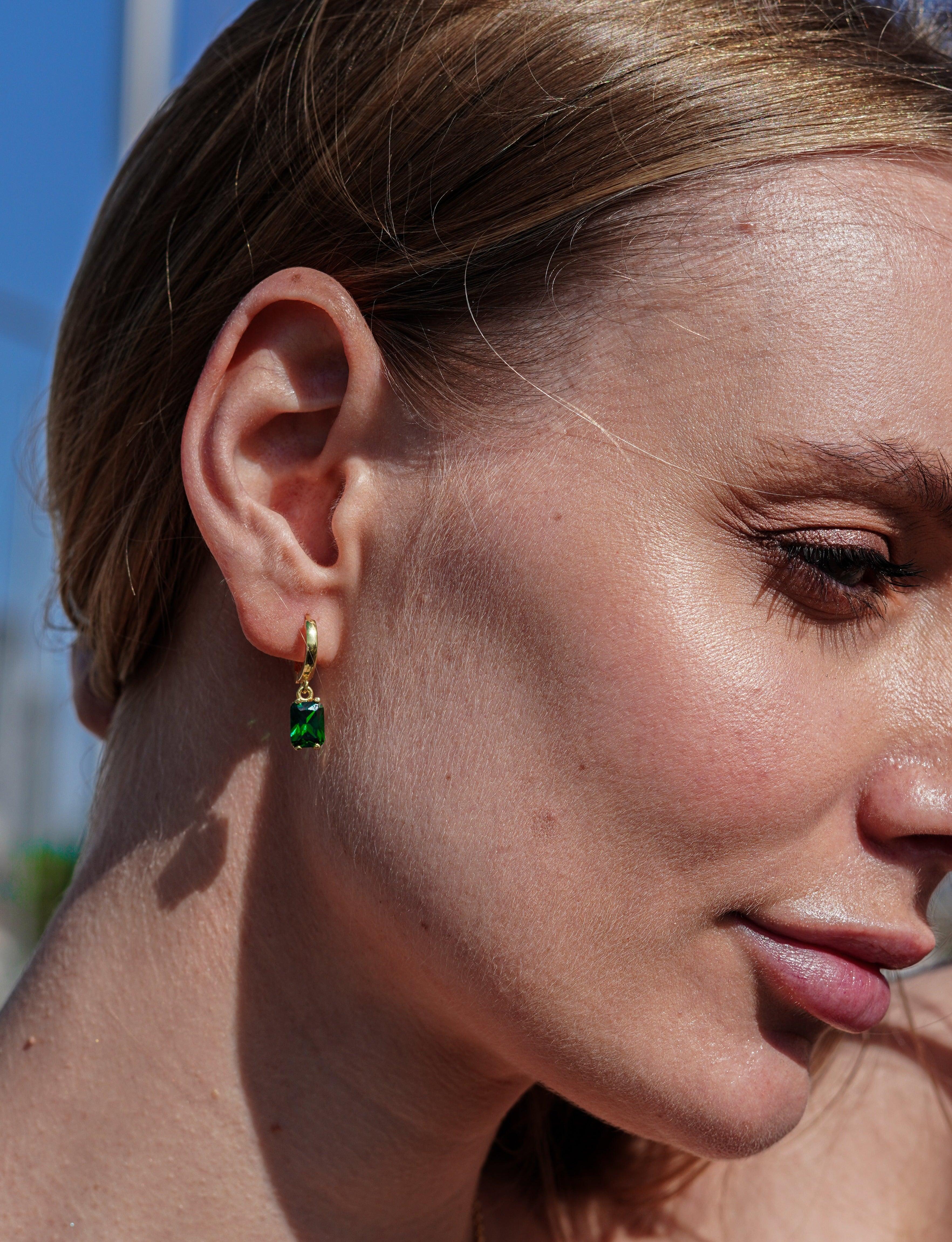 Karosh Zümrüt Renk Küçük Baget Taşlı Küpe - Karosh