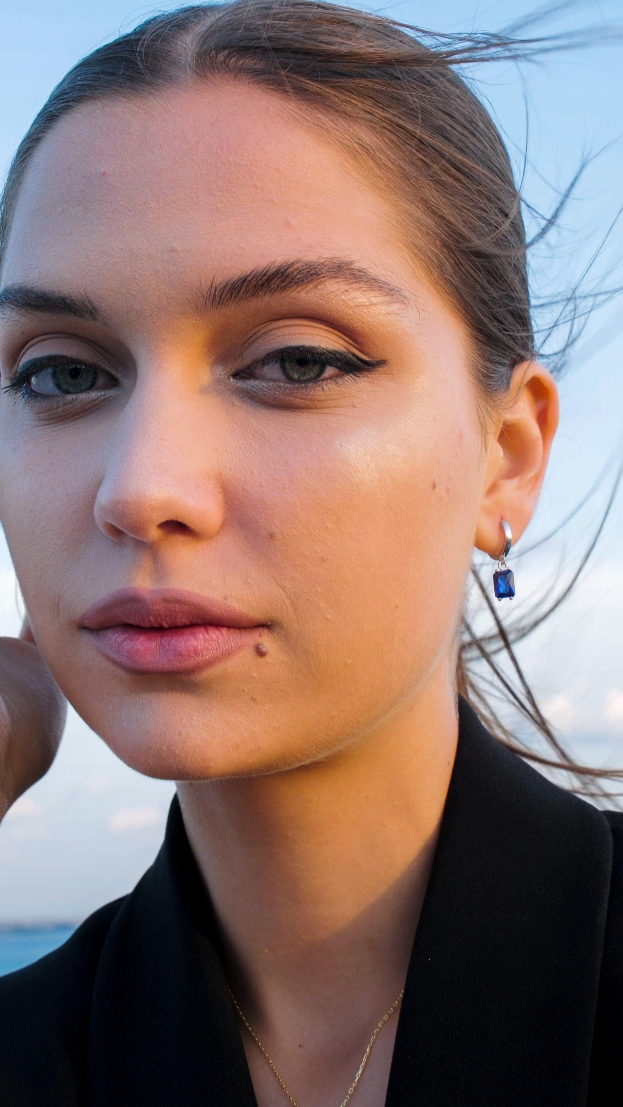 Karosh Safir Renk Küçük Baget Taşlı Küpe - Karosh