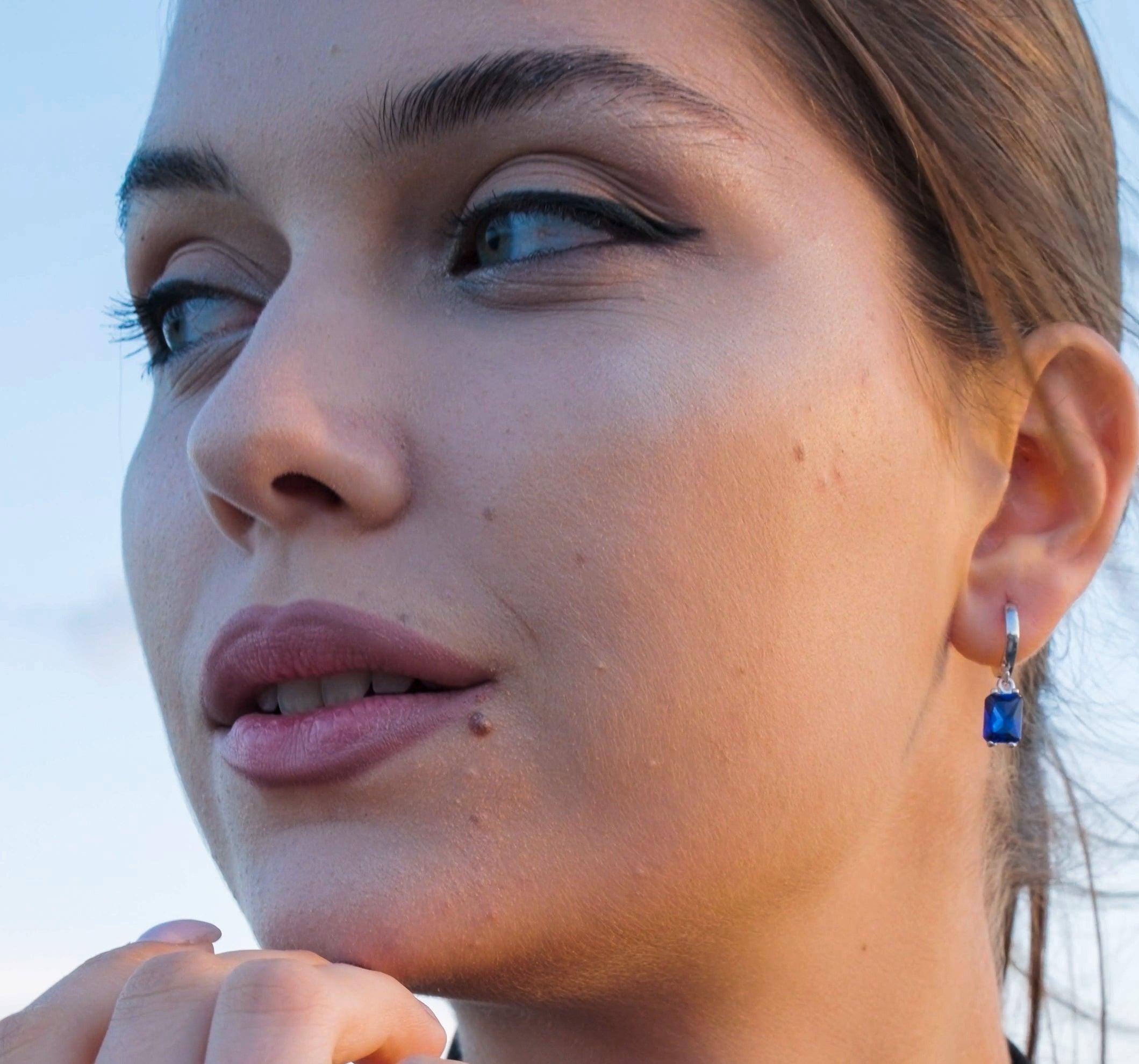 Karosh Safir Renk Küçük Baget Taşlı Küpe - Karosh