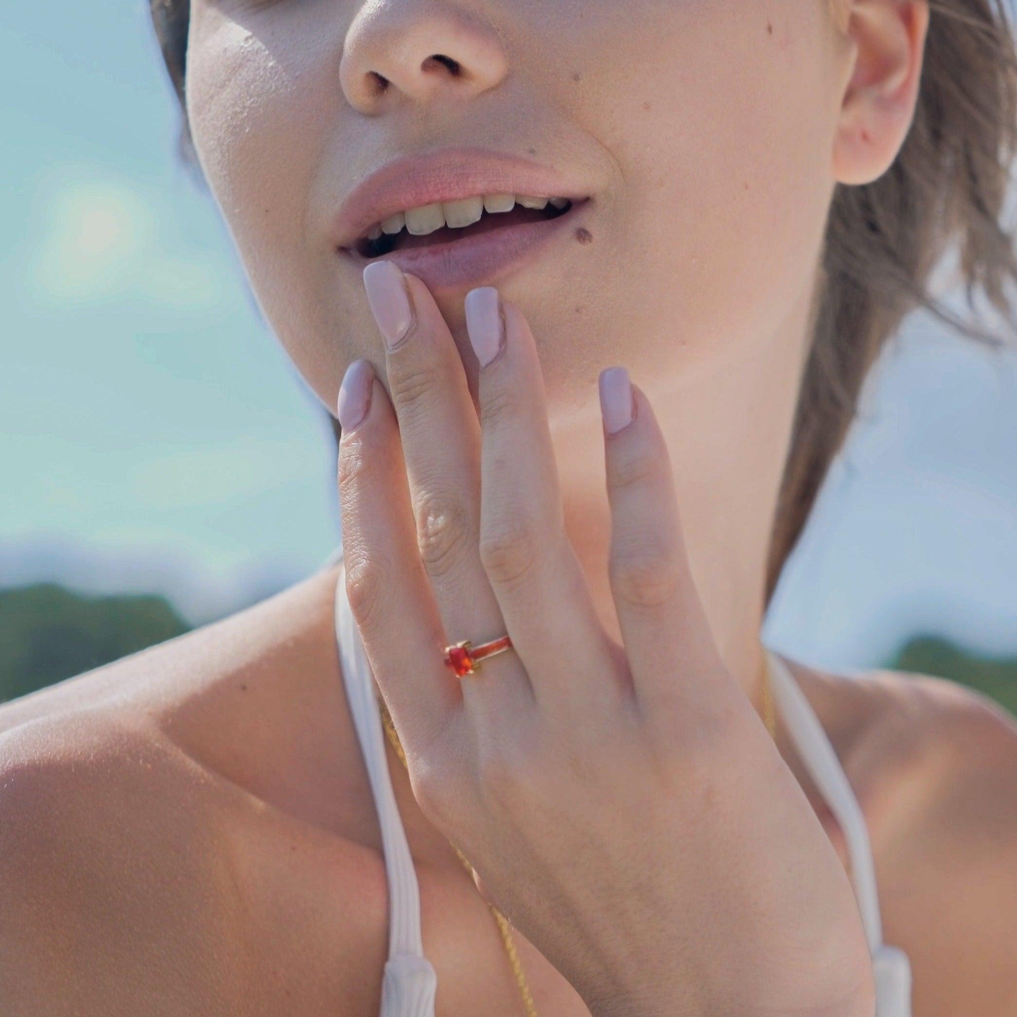 Karosh Kırmızı Baget Taşlı Mineli Yüzük - Karosh